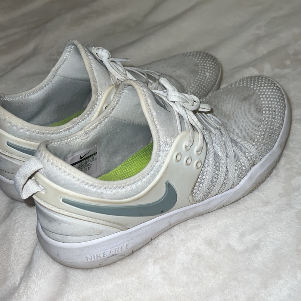 White Nike Tennis Shoes Size 9